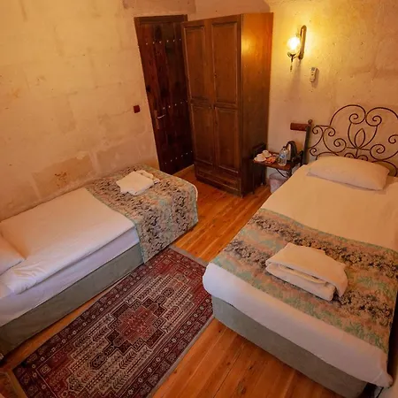 מלון Center Cave House 4*