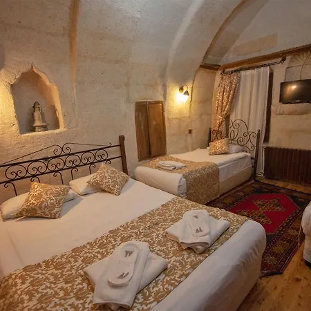מלון Center Cave House 4*