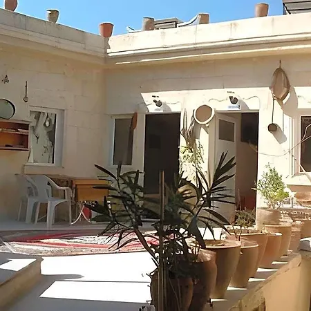 מלון Center Cave House 4*