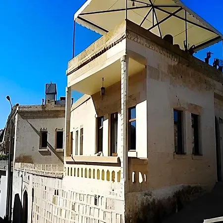 מלון Center Cave House 4*